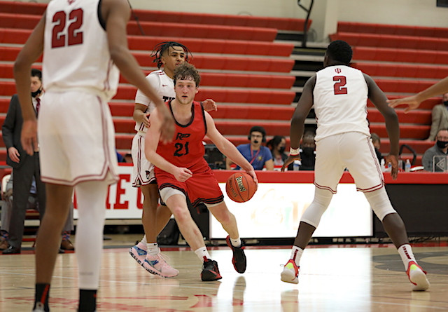 Titans pull away, topple Rio men